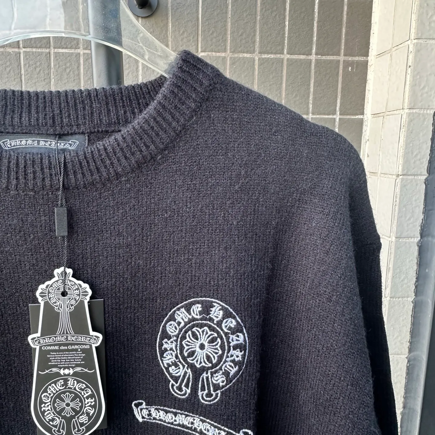 P210 model number: TT116 Chrome Hearts ch Chrome Hearts horseshoe embroidered round neck pullover sweater! The most practical jacket for today's temperature difference. The sweater is soft and waxy to the touch. It has embroidery design on the front and back. This is a great inner wear in winter. It is a very practical item. It is not only anti-pilling, but also very versatile. It is recommended to buy it early. Color: Black Size: M-XL M - Shoulder width 50, length 64, bust 108 L - Shoulder width 52, length 66, bust 112 XL - Shoulder width 54 Length 68cm Bust 116cm